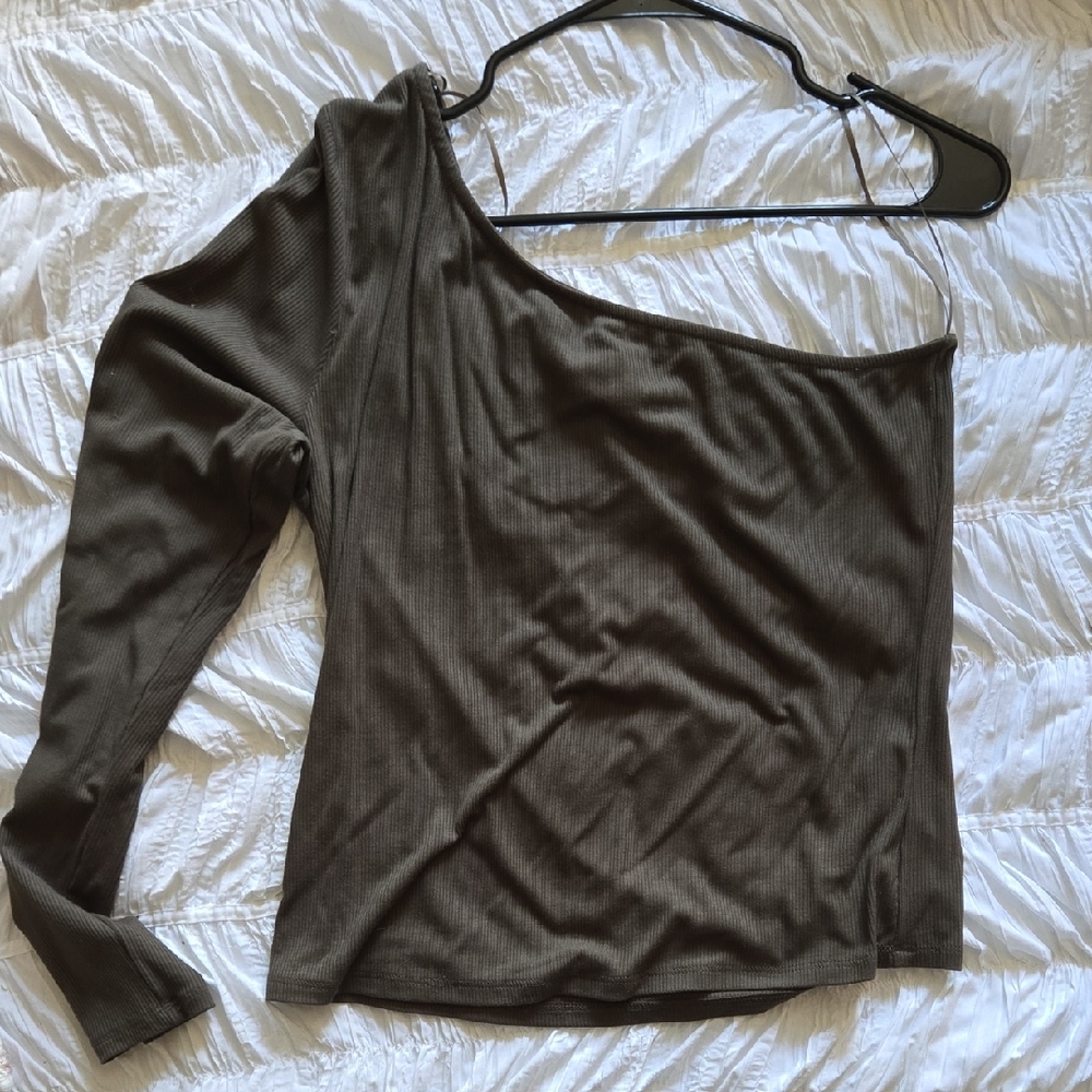 Nine Britton One-Shoulder Long Sleeve Top in Olive Green